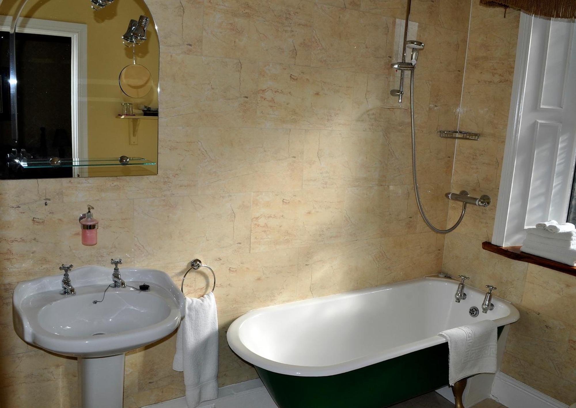 Highfield House Guesthouse Трим Екстериор снимка