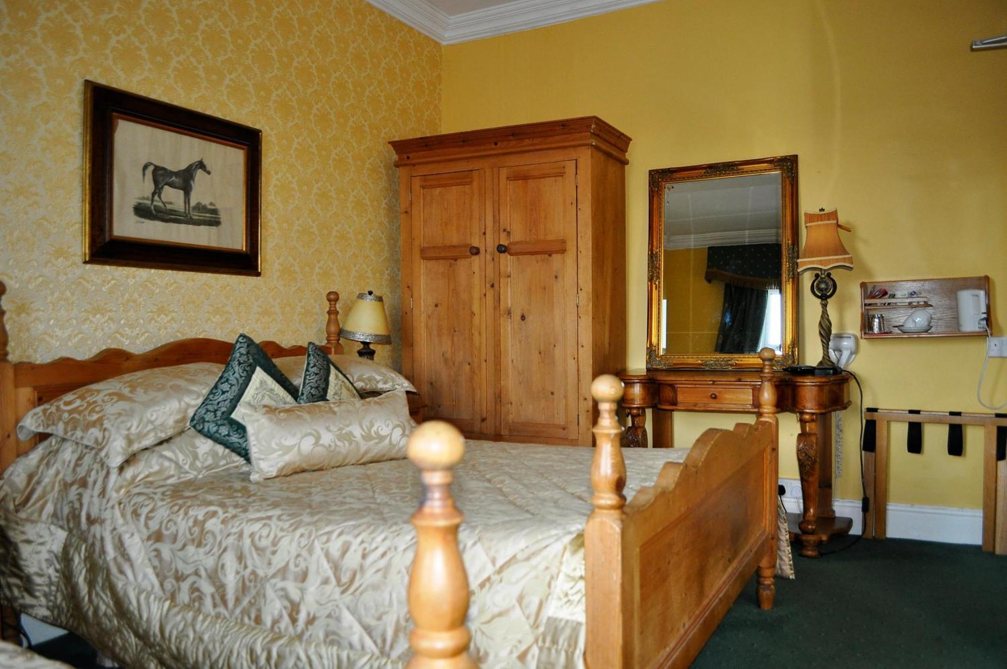 Highfield House Guesthouse Трим Екстериор снимка