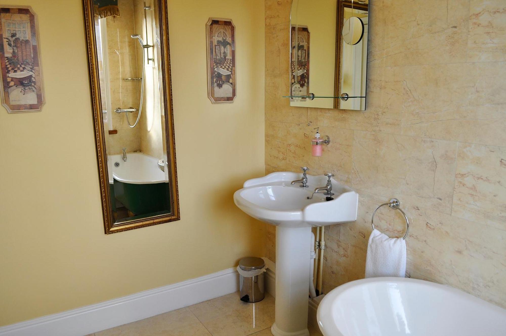 Highfield House Guesthouse Трим Екстериор снимка