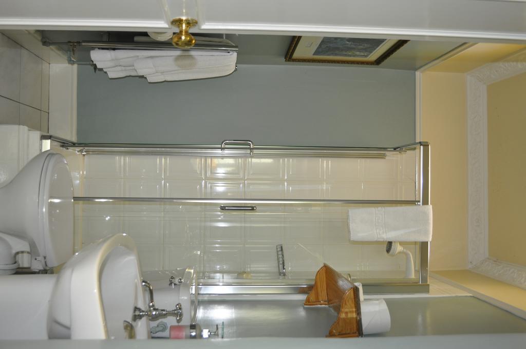 Highfield House Guesthouse Трим Екстериор снимка